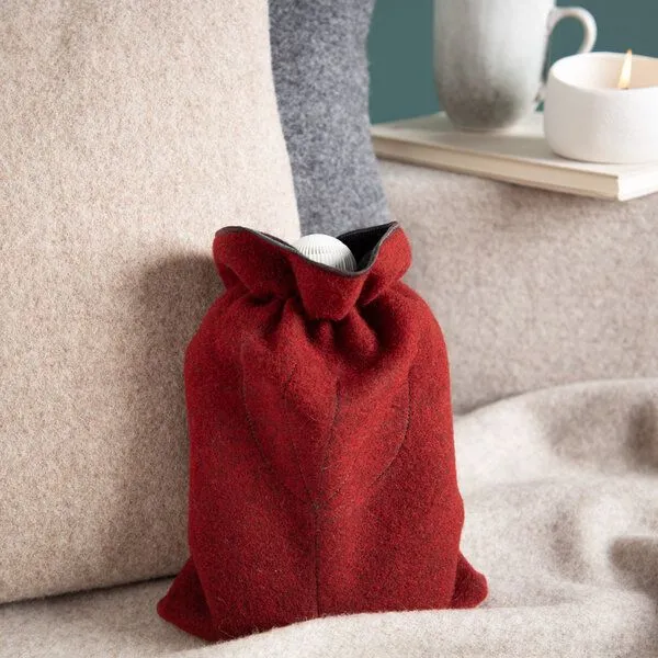 nahtur-design nahtur-design Ökowärmflasche mit Bezug aus 100% Schurwolle, Rot, – Produktbild 1 von 4