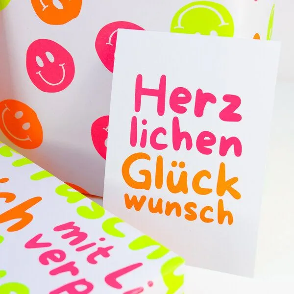 Bow & Hummingbird Bow & Hummingbird Postkarte "Herzlichen Glückwunsch" (Neon) aus Recyclingpapier – Produktbild 3 von 6