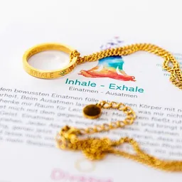 Divasya Divasya Spirituelle Kette mit Ring, vergoldet – Inhale - Exhale – Produktbild 1 von 1
