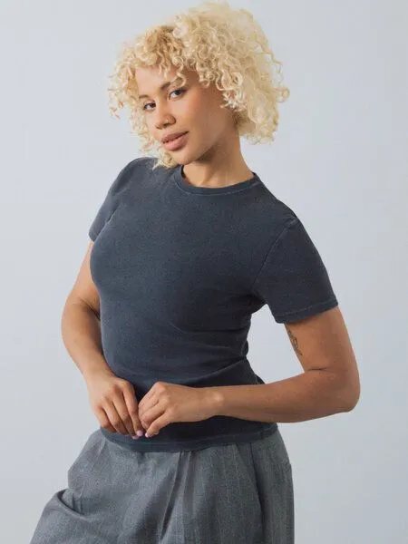 Honest Basics Honest Basics Damen Geripptes Slim Fit T-Shirt aus Bio- und recycelter Baumwolle, Charcoal, – Produktbild 1 von 4