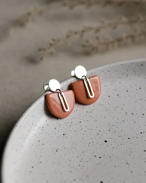 lille mus lille mus Ohrstecker 'Halbkreis Oval' aus Porzellan und 925 Silber, Orange, – Produktbild 2 von 6