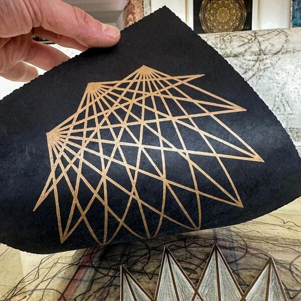 Veskor Cassiopeia Veskor Cassiopeia STAR SHELL Heilige Geometrie Linoldruck | 22 × 22 cm | Gold auf Schwarz – Produktbild 2 von 4