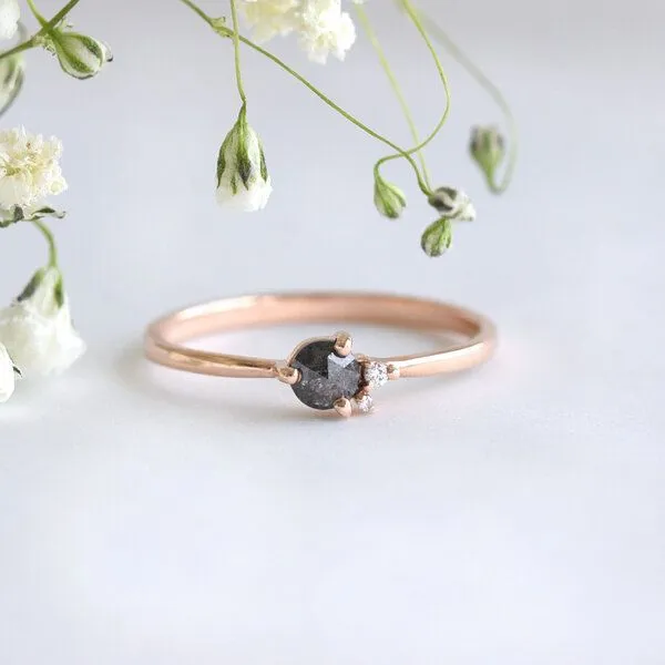 Eppi Eppi Zarter Ring mit Salt and Pepper Diamant Adnan, Rosa, – Produktbild 2 von 4