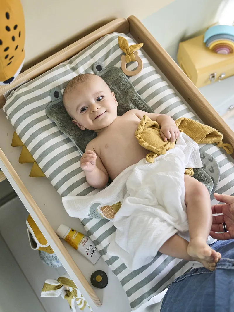 Vertbaudet Bezug für Baby Wickelauflage TREK, Grün gestreift/krokodil, – Produktbild 2 von 4