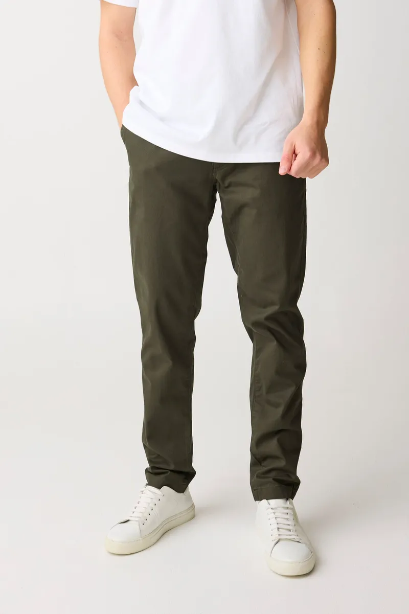 KnowledgeCotton Apparel KnowledgeCotton Apparel Herren vegan Chino-Hose Luca Slim Twill Forrest Night, Dunkelgrün, – Produktbild 2 von 2
