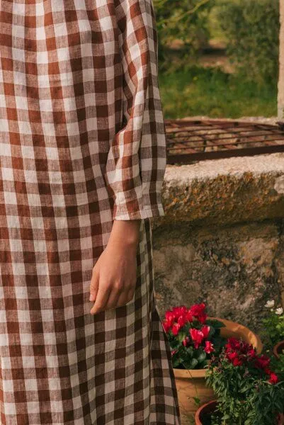 AmourLinen AmourLinen Langes Leinenkleid Amalia, Mokka-gingham, – Produktbild 2 von 4