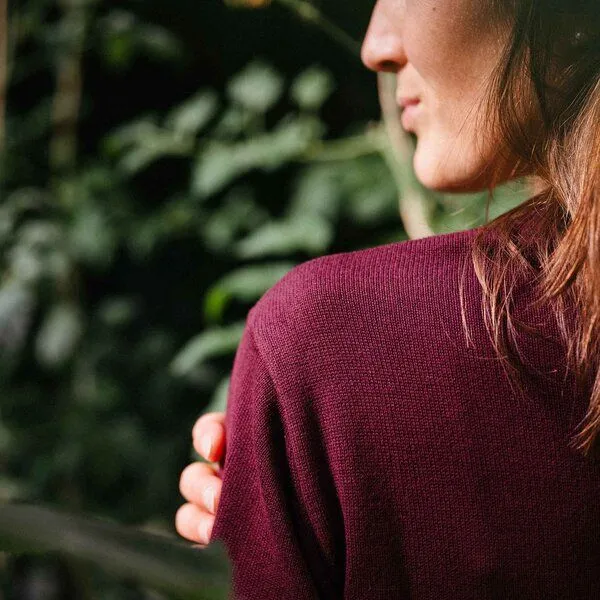 Vresh Clothing Vresh Clothing Vrenja, Klassischer Strickpullover aus Biobaumwolle, Traube, – Produktbild 3 von 4