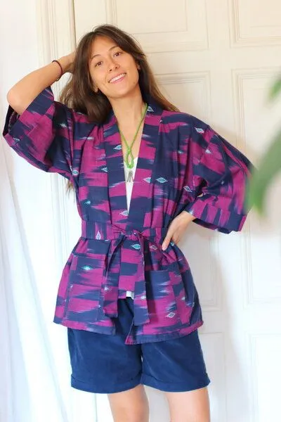 ManduTrap ManduTrap Dhima Kimono Jacke Damen – Handgewebter Ikat Bio-Baumwolle | Zero Waste, Blau/violett, – Produktbild 2 von 3