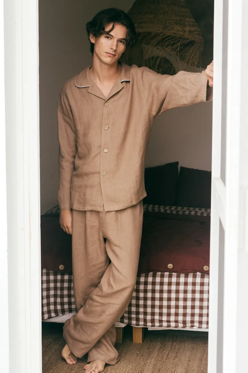 AmourLinen AmourLinen Herren vegan Set Pyjama Klassisch Harry Rosig Braun, Hellbraun, – Produktbild 2 von 2