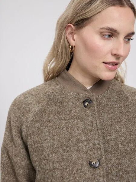 Mazine Mazine Bomberjacke in Woll-Optik aus recykeltem Plastik, Braun, – Produktbild 4 von 4