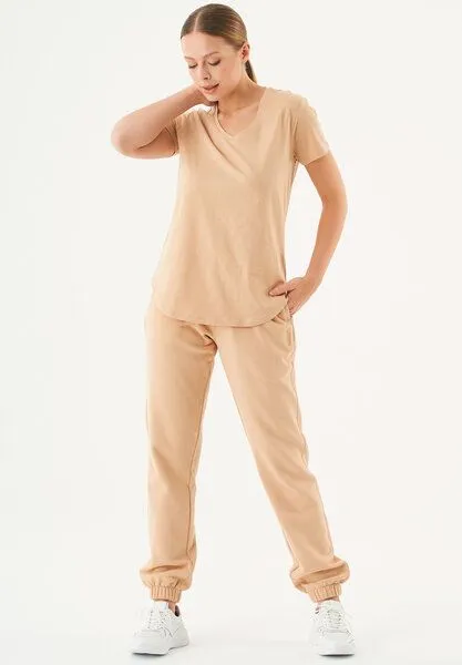ORGANICATION ORGANICATION ESSENTIALS-TUBA- Basic T-Shirt aus Bio-Baumwolle mit V-Ausschnitt, Beige, – Produktbild 2 von 4