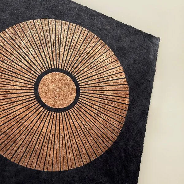 Veskor Cassiopeia Veskor Cassiopeia CENTRAL SUN Sonnen Linoldruck | 22 × 22 cm | Kupfer auf Schwarz – Produktbild 2 von 4