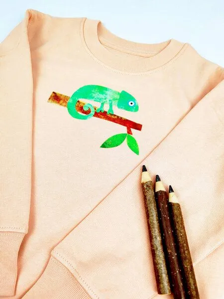 MelaDi Meladi Kinder Sweater aus Biobaumwolle - Chamäleon auf Creme Latte, Natural white, – Produktbild 2 von 7