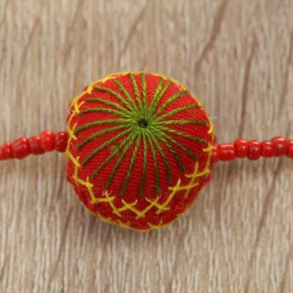 Schönes aus Indochina Schönes aus Indochina Halsketten aus Laos Sonnenmuster, Rot/grün/gelb, – Produktbild 1 von 1