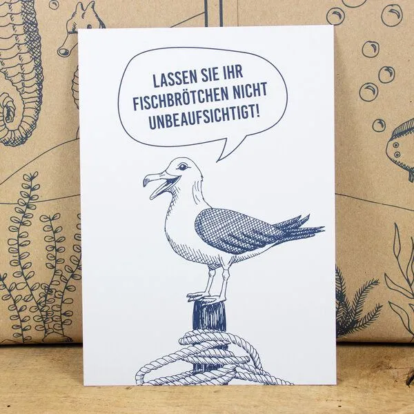 Bow & Hummingbird Bow & Hummingbird Maritime Postkarte "Fischbrötchen - Möwe" aus Recyclingpapier – Produktbild 2 von 2
