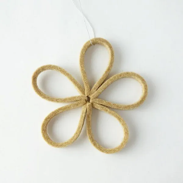 matilda k. manufaktur matilda k. manufaktur minimalistische zarte Filzblüten 'flora' – zeitlose Dekoration in vielen wunderschönen Farben, Karamell, – Produktbild 1 von 4