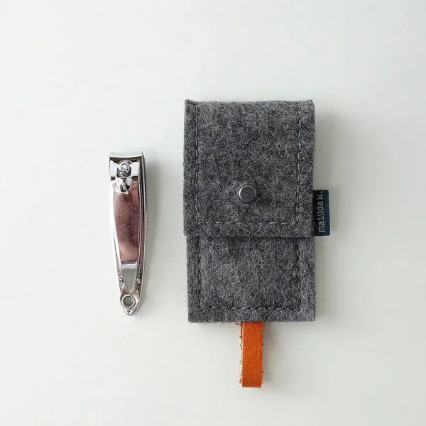 matilda k. manufaktur matilda k. manufaktur maniküre-etui minimalistisch aus Filz mit nagelknipser 'franz', Dunkelgrau, – Produktbild 1 von 4