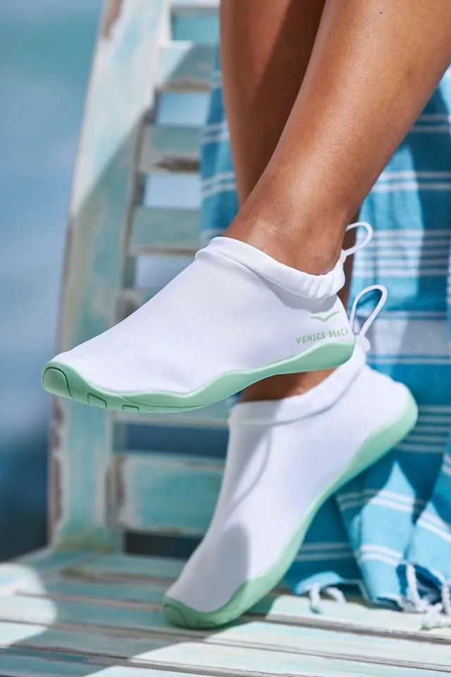 VENICE BEACH VENICE BEACH Badelatsche, Badeschuhe, Badeschlappe, Wasserschuh, leichter Slipper Aquaschuh schnelltrocknend mit ultraleichter Sohle VEGAN, Grün|weiß, – Produktbild 3 von 5