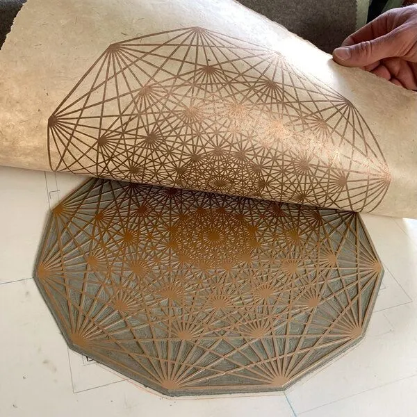 Veskor Cassiopeia Veskor Cassiopeia DEMIHEPTERAKT Heilige Geometrie Linoldruck | 40 × 40 cm | Kupfer auf Rosenholz – Produktbild 3 von 4