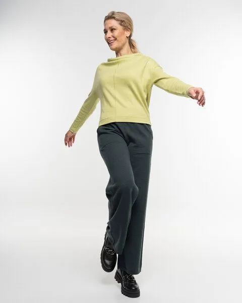 Alma & Lovis Alma & Lovis Sweater mit Wasserfall-Ausschnitt aus Organic Cotton | Gentle Cascade, Leek (grün), – Produktbild 2 von 3