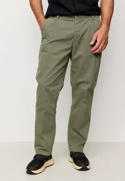 recolution Herren Chino mit Bundfalte aus Bio-Baumwoll Mix - OAK - recolution – Produktbild 1 von 1