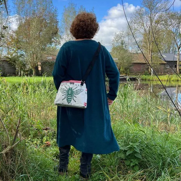 MoreThanHip MoreThanHip Schultertasche aus Zement- oder Tierfuttersäcken - Stylische Damentasche mit Charakter - Amara, Weiß/grün - biene, – Produktbild 1 von 4