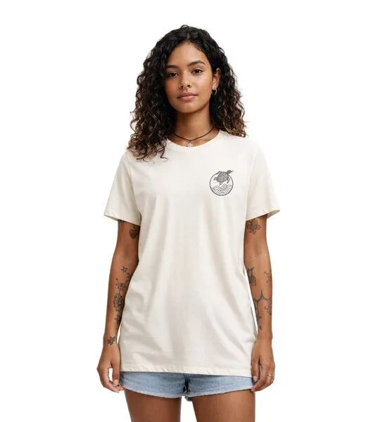 vis wear vis wear Schildkröte zwischen Ozean und Wellen – Unisex Recyceltes Tee, Natural, – Produktbild 1 von 2