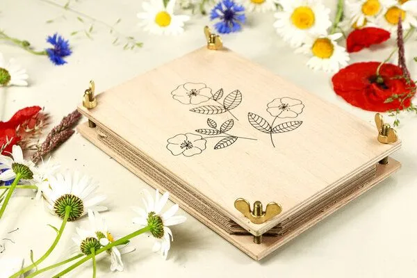 STUDIO KARAMELO STUDIO KARAMELO BLUMENPRESSE aus Buchenholz HECKENROSE – Produktbild 3 von 5