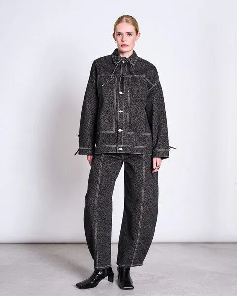 JAN N JUNE JAN N JUNE Relaxed Jeansjacke FINA aus Bio-Baumwolle GOTS, Dark leo print, – Produktbild 4 von 4