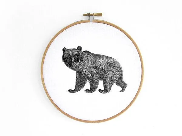 renna deluxe renna deluxe Bär im Stickrahmen – Produktbild 1 von 1