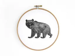 renna deluxe renna deluxe Bär im Stickrahmen – Produktbild 1 von 1