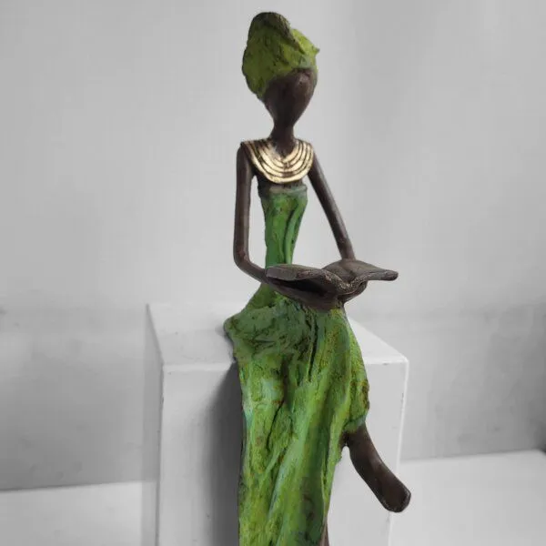 Moogoo Creative Africa Moogoo Creative Africa Bronze-Skulptur "Lesende Frau" by Hamed Nikiema 28 cm | Unikate | verschiedene Farben, Apfelgrün, – Produktbild 3 von 4