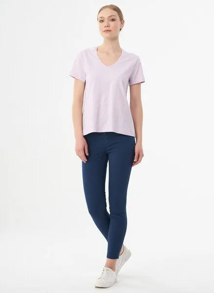 ORGANICATION ORGANICATION Damen Basic T-Shirt aus Bio-Baumwolle mit V-Ausschnitt, Lavender fog, – Produktbild 2 von 4