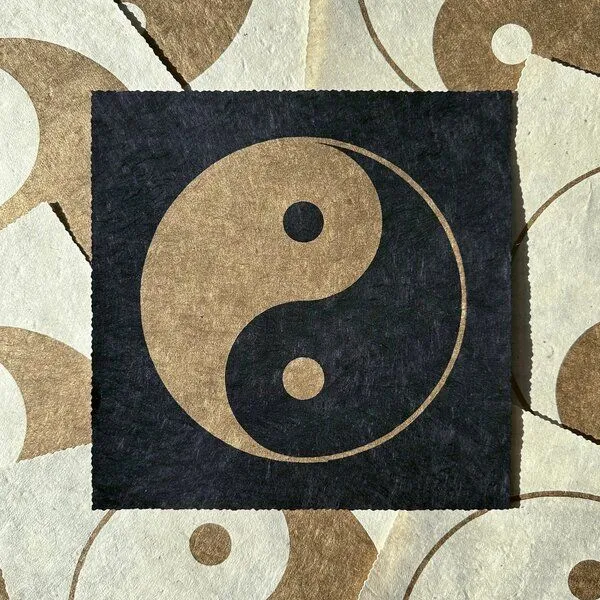 Veskor Cassiopeia Veskor Cassiopeia YIN YANG Heilige Geometrie Linoldruck | 22 × 22 cm | Gold auf Schwarz – Produktbild 4 von 4