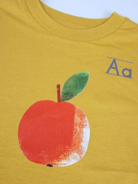MelaDi Meladi Kinder Shirt aus Biobaumwolle - Apfel auf Ocre Gelb – Produktbild 4 von 6