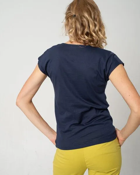 Alma & Lovis Alma & Lovis Shirt mit Wasserfall-Ausschnitt, aus Bio-Baumwolle | Short Cascade, Dunkelblau, – Produktbild 3 von 3
