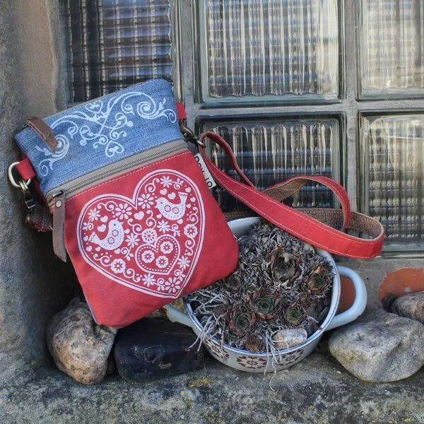 Domelo Domelo kleine Umhängetasche. Trachtentasche aus recycelter Jeans & Canvas mit Herz-Motiv – Produktbild 3 von 4