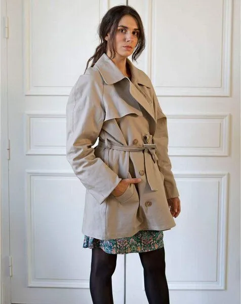 Aatise Kurzer Trenchcoat Zorane aus upgecycelter Baumwolle Farbe beige Aatise, Beige, – Produktbild 4 von 4