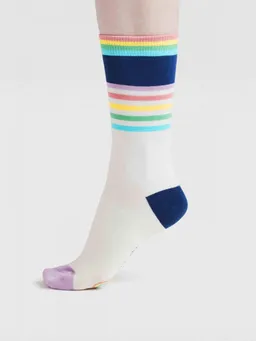 Thought Socken Modell: Clara Regenbogen Streifen – Produktbild 1 von 1