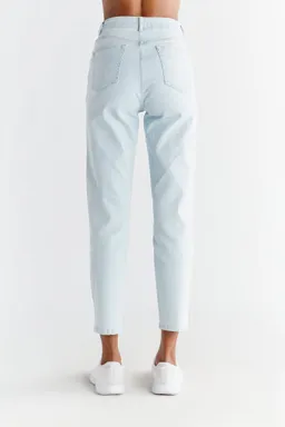 Evermind Evermind Damen vegan Jeans Mom Fit Eisblau – Produktbild 1 von 1
