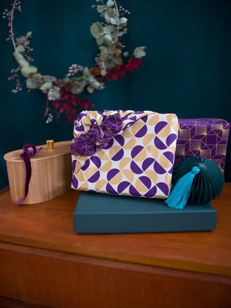 FabRap Gift Wrap FabRap Gift Wrap Wiederverwendbare Geschenkverpackung Furoshiki (doppelseitig), Plum diamonds & gold moons, – Produktbild 4 von 4