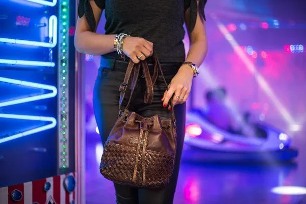 manbefair manbefair Beuteltasche Sydney Leder, Schokobraun, – Produktbild 4 von 4