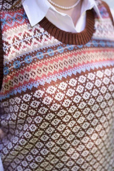 Haus of Namaste Haus of Namaste Fair Isle Pullunder in Karamellbraun | 100% Lammwolle | nachhaltig & fair hergestellt – Produktbild 2 von 4