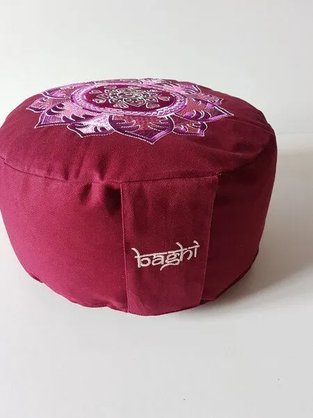 BAGHI BAGHI Meditationskissen rund mit OM Mandala Bestickung, Bordeaux, – Produktbild 3 von 4