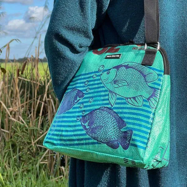 MoreThanHip MoreThanHip Schultertasche aus Zement- oder Tierfuttersäcken - Stylische Damentasche mit Charakter - Amara, Grün - fisch, – Produktbild 1 von 4