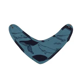 Walkiddy Dreieckstuch Walkiddy Bio-Baumwolle Whale Friends Dunkelblau GOTS-zertifiziert, nachhaltiges Accessoire für Babys & Kinder, allergikerfreundlich, umweltfreundlich. – Produktbild 1 von 1