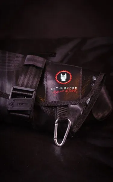 ARTHURKOPF ARTHURKOPF Upcycling Umhängetasche/Gürteltasche mit Fahrradschlauch, Schwarz, – Produktbild 1 von 4