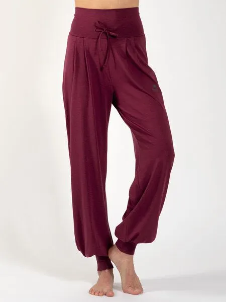 Magadi Magadi Yoga- und Wohlfühlhose FLORENCE aus weichem Naturmaterial, Rot (dark red), – Produktbild 1 von 4