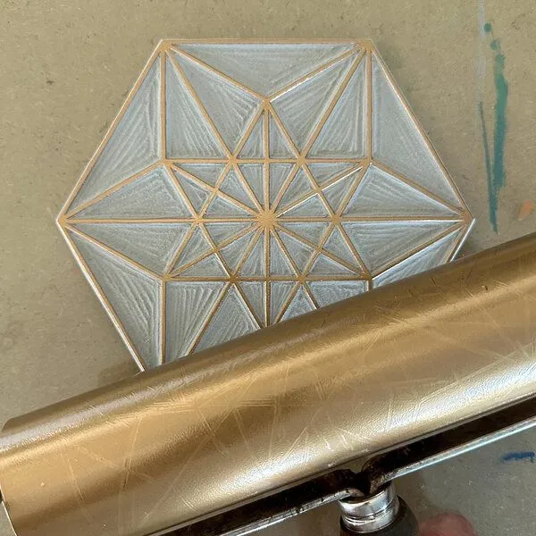 Veskor Cassiopeia Veskor Cassiopeia VEKTOR EQUILIBRIUM Heilige Geometrie Linoldruck | 22 × 22 cm | Gold auf Schwarz – Produktbild 3 von 4