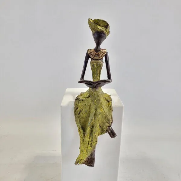 Moogoo Creative Africa Moogoo Creative Africa Bronze-Skulptur "Lesende Frau" by Hamed Nikiema 28 cm | Unikate | verschiedene Farben, Grün, – Produktbild 1 von 4